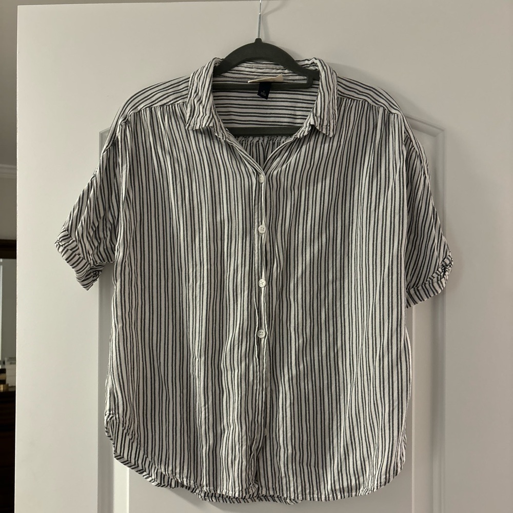 MOVING SALE- Linen Universal Thread shirt